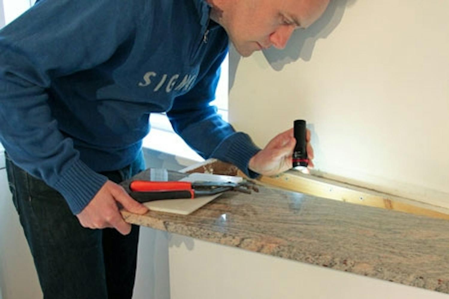 Her kan toppen løftes av, så du kan få tilgang til sisternen.